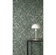 Behang met bloemmotief aan de muur