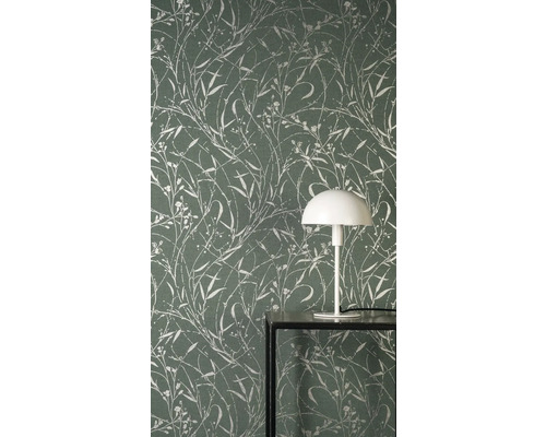 Behang met bloemmotief aan de muur