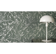 Behang met bloemmotief en een tafellamp