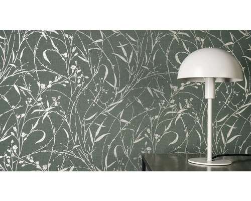 Behang met bloemmotief en een tafellamp