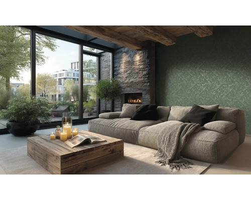 Lichte woonkamer met grote bank, houten tafel en open haard