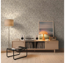 Vliesbehang met rechthoekig mozaïekpatroon in een lichte woonkamer met houten dressoir, platenspeler en vloerlamp.