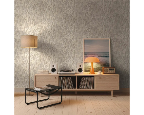 Vliesbehang met rechthoekig mozaïekpatroon in een lichte woonkamer met houten dressoir, platenspeler en vloerlamp.