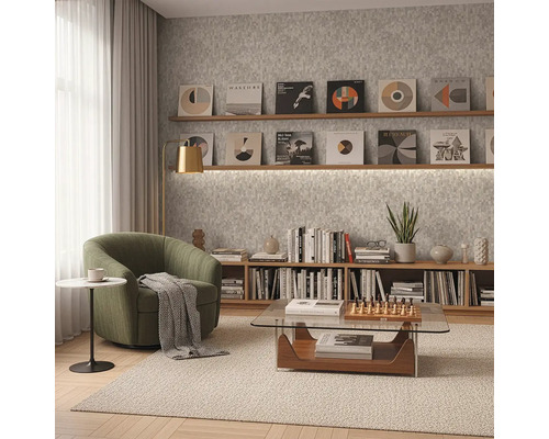 Modern ingerichte kamer met een groene fauteuil, glazen salontafel en houten planken tegen grijs gestructureerd behang.