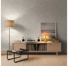 Woonkamer met patroonbehang, houten vloer en meubels