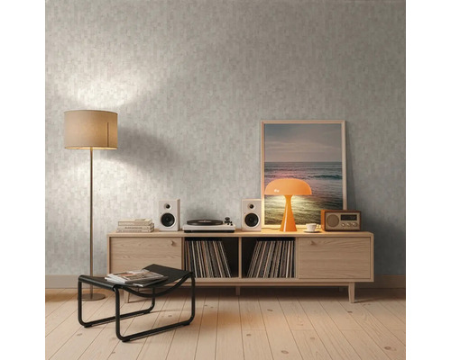 Woonkamer met patroonbehang, houten vloer en meubels