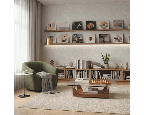 Woonkamer met fauteuil, salontafel en boekenplank onder een verzameling grammofoonplaten