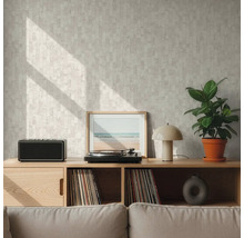 Woonkamer met patroonbehang, houten plank, luidspreker, platenspeler, lamp, ingelijste foto, kamerplant en platen