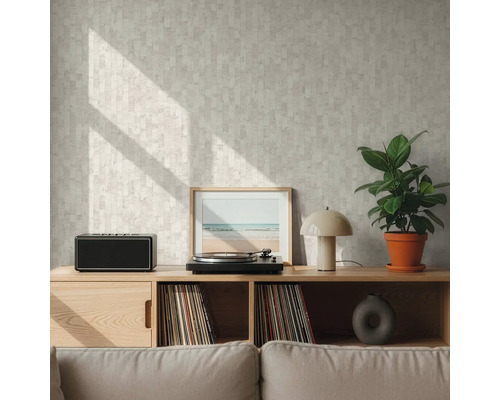 Woonkamer met patroonbehang, houten plank, luidspreker, platenspeler, lamp, ingelijste foto, kamerplant en platen