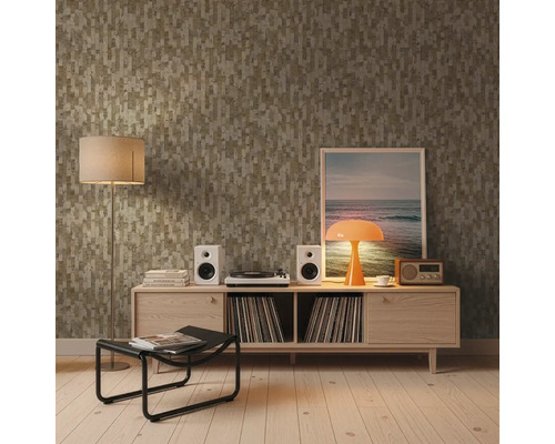 Moderne woonkamer met behang met mozaïekpatroon, een houten dressoir met platenspeler, luidsprekers en een oranje lamp.