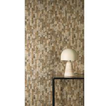 Behang met verticaal blokpatroon in aardetinten en een moderne tafellamp op een zwarte bijzettafel.