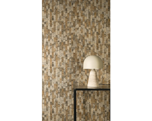 Behang met verticaal blokpatroon in aardetinten en een moderne tafellamp op een zwarte bijzettafel.