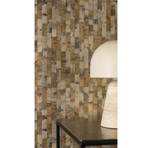 Vliesbehang met verticaal strepenpatroon en horizontale structuur achter een moderne tafellamp op een tafel.