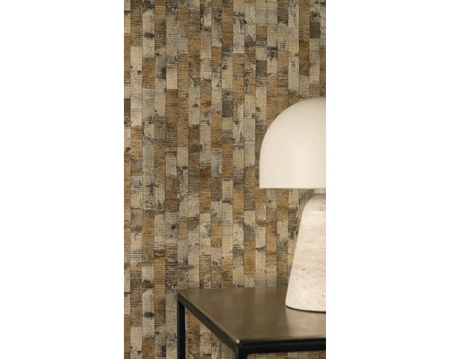 Vliesbehang met verticaal strepenpatroon en horizontale structuur achter een moderne tafellamp op een tafel.