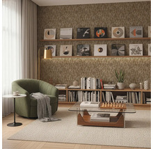 Moderne woonkamer met getextureerd behang in aardetinten, een groene fauteuil, gouden vloerlamp en houten planken voor een gezellige sfeer.