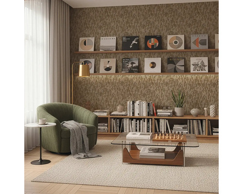 Moderne woonkamer met getextureerd behang in aardetinten, een groene fauteuil, gouden vloerlamp en houten planken voor een gezellige sfeer.