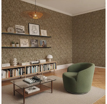 Moderne woonkamer met gestructureerd behang in aardetinten, groene fauteuil, glazen salontafel en houten planken.