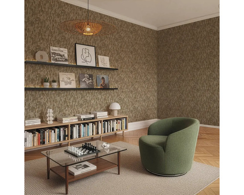 Moderne woonkamer met gestructureerd behang in aardetinten, groene fauteuil, glazen salontafel en houten planken.