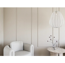 Lichte woonkamer met fauteuil, bijzettafel en hanglamp