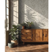 Woonkamer met patroonbehang, houten dressoir en kamerplanten.