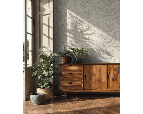 Woonkamer met patroonbehang, houten dressoir en kamerplanten.