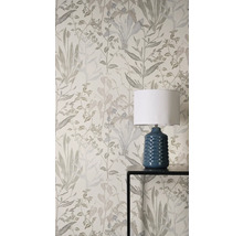 Behang met plantenmotief en tafellamp