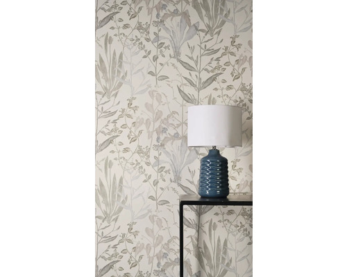 Behang met plantenmotief en tafellamp