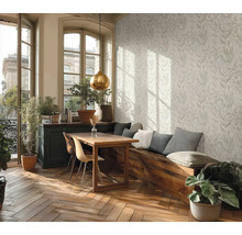 Eetkamer met houten tafel, zitbank met kussens en bloemenbehang