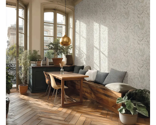 Eetkamer met houten tafel, zitbank met kussens en bloemenbehang