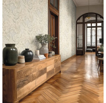 Lichte woonkamer met patroonbehang, houten vloer en dressoir