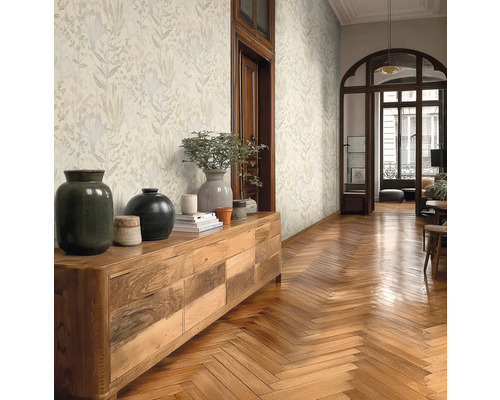 Lichte woonkamer met patroonbehang, houten vloer en dressoir