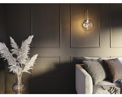 Woonkamer met wandlamp, bank en decoratie