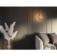 Decoratieve woonkamer met lamp, vaas en bank