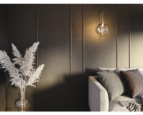 Decoratieve woonkamer met lamp, vaas en bank