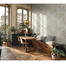 Lichte kamer met bloemenbehang, houten tafel, zitbank en planten