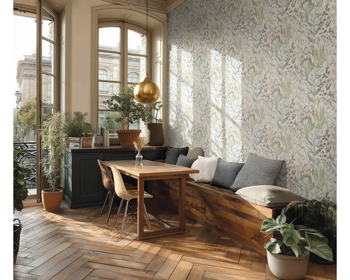 Lichte kamer met bloemenbehang, houten tafel, zitbank en planten