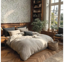 Gezellige slaapkamer met tweepersoonsbed, beddengoed, kussens en planten