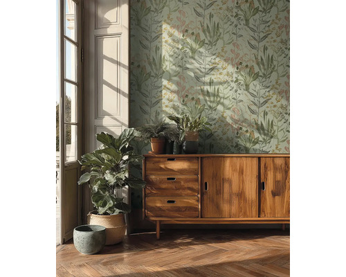 Woonkamer met bloemenbehang, houten dressoir en kamerplanten