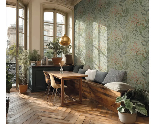 Lichte kamer met eettafel, zitbank met kussens en botanisch patroonbehang