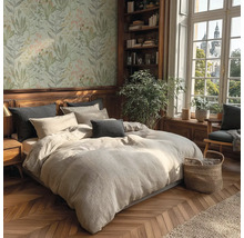 Slaapkamer met bed, boekenkast en bloemenbehang