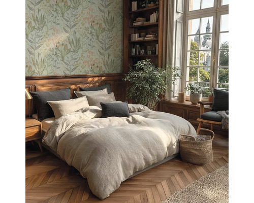 Slaapkamer met bed, boekenkast en bloemenbehang