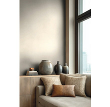 Woonkamer met bank, kussens en decoratieve vazen