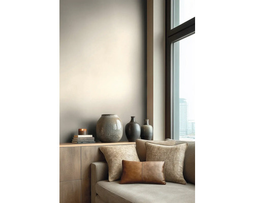 Woonkamer met bank, kussens en decoratieve vazen