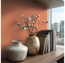 Decoratieve scène met vazen, katoentakken en boeken op een plank