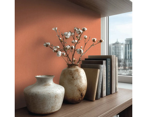 Decoratieve scène met vazen, katoentakken en boeken op een plank