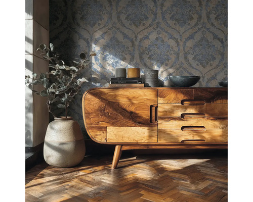 Woonkamer met behang met ornamenten, dressoir van massief hout, vaas met plant en visgraatparket.