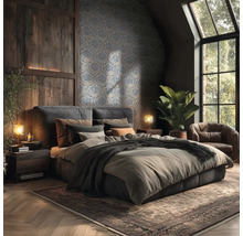 Gezellige slaapkamer met een groot donker bed, behang met ornamenten, donkerhouten wandpanelen en warm licht van nachtlampjes.