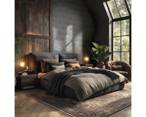 Gezellige slaapkamer met een groot donker bed, behang met ornamenten, donkerhouten wandpanelen en warm licht van nachtlampjes.