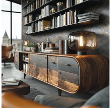 Woonkamer met houten dressoir, glazen tafellamp met gloeidraad, wandplank met boeken en behang met patroon.