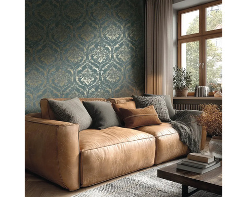 Woonkamer met bruine leren bank, kussens, deken, houten tafel, raam en behang met patroon voor een gezellige sfeer